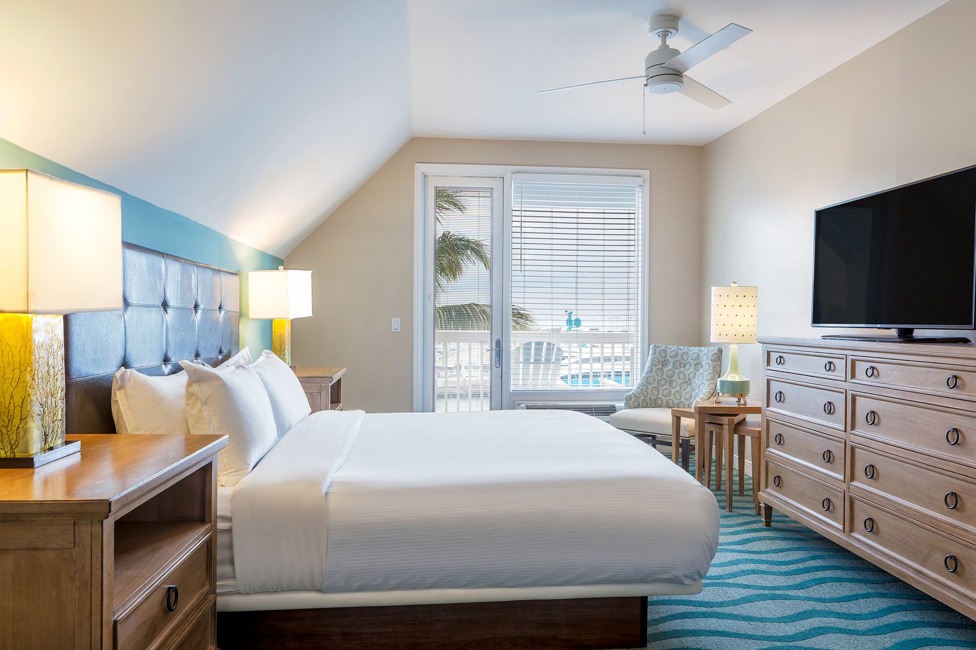 A room with a large bed, three armchairs and two curbstones